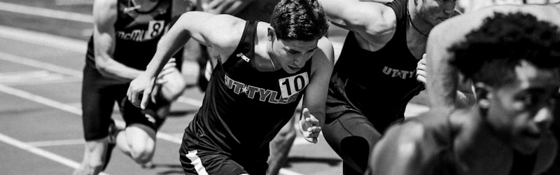 体育数据可视化界面 - 笔记本电脑屏幕上显示篮球比赛的实时数据仪表盘