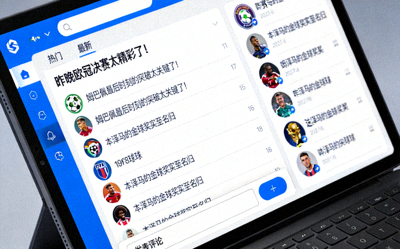 网球大满贯赛事直播 - 选手在中心球场挥拍，阳光照射在草地上